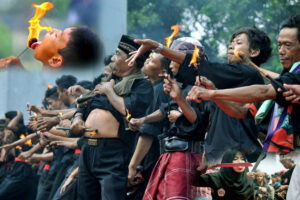 Seni Debus Di Indonesia, Asal - Usul Dan Sejarah Kebudayaan