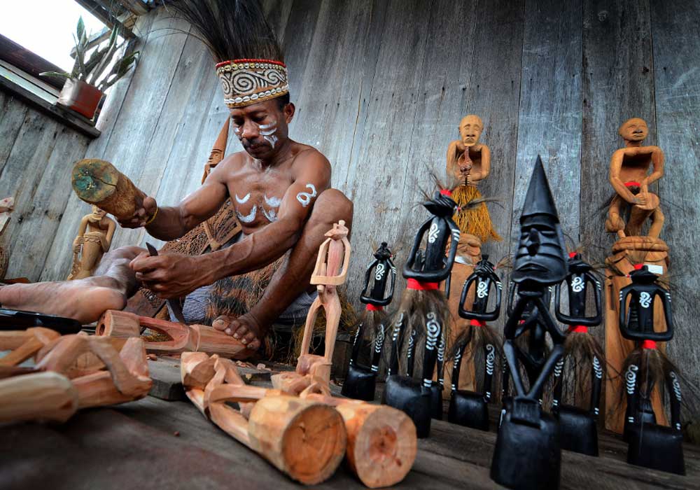 Mengenal Budaya Suku Asmat dan Karya Seninya