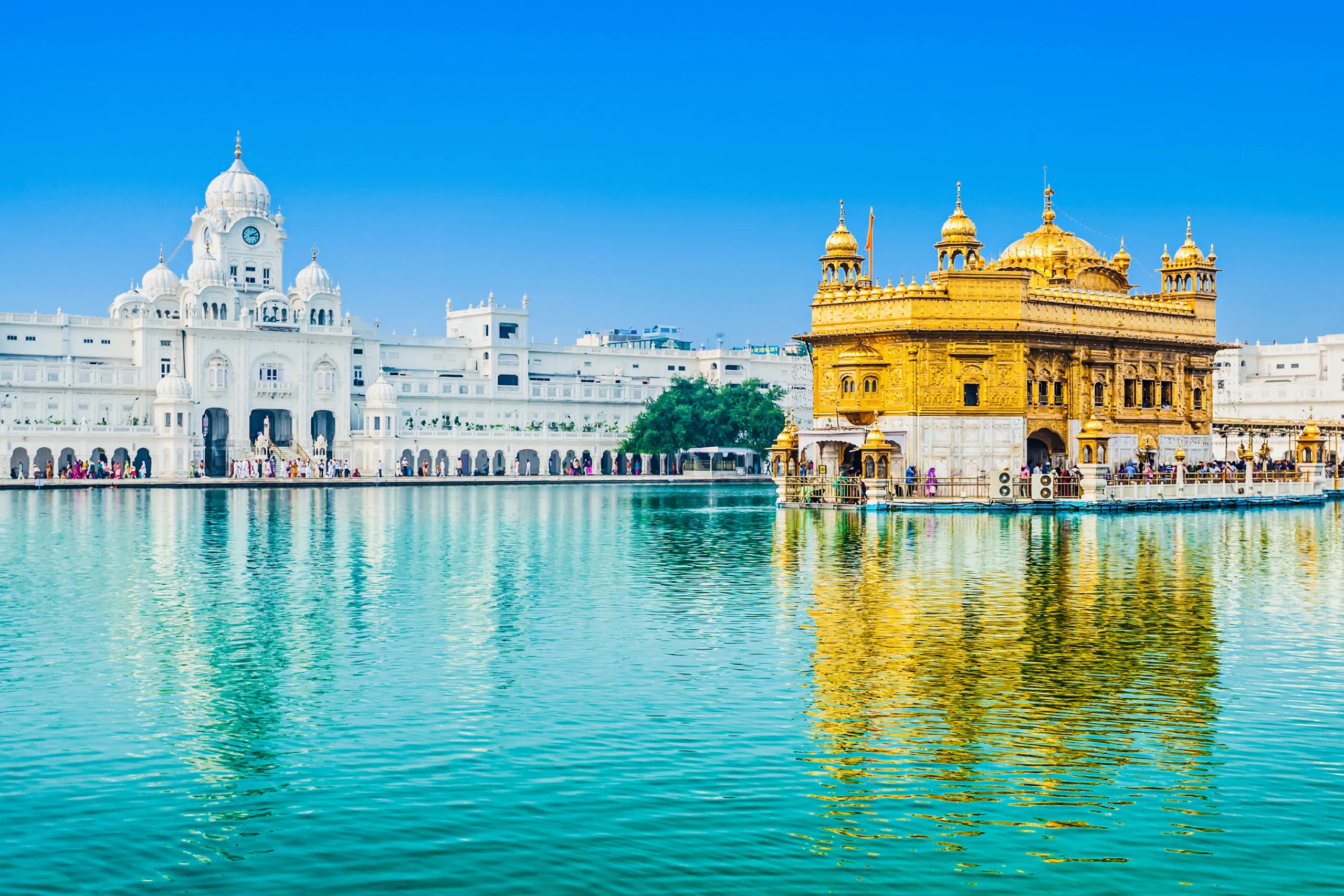 Kuil Emas Harmandir Sahib Yang Bersejarah di India